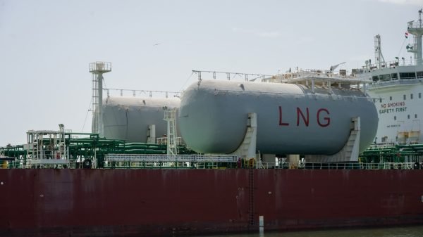 An LNG cargo vessel carrying large gas storage tanks