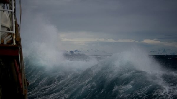 Rough ocean, illustrative photograph by Torsten Dederichs / Unsplash